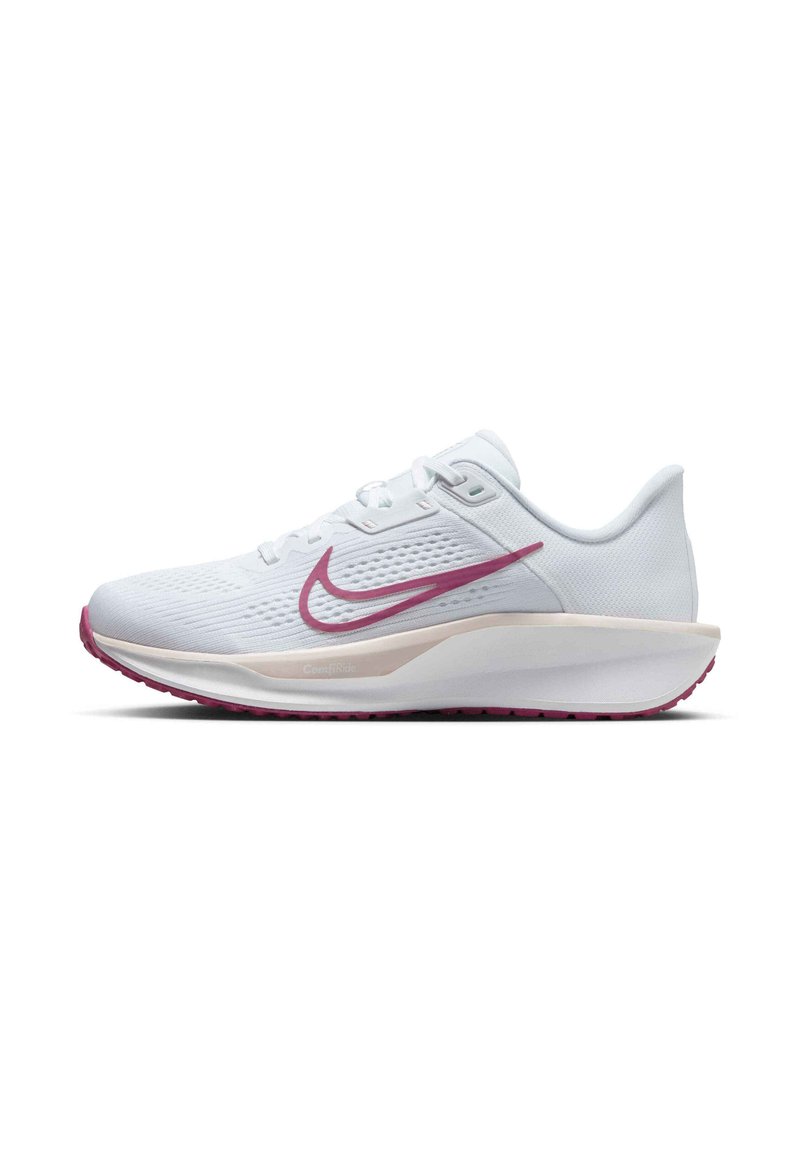 Scarpa da corsa bianca con tomaia in rete traspirante, logo swoosh rosa, suola ammortizzata e suola testurizzata per aderenza.