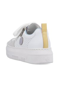 Baskets blanches avec des côtés perforés, accents bleus, un onglet de talon jaune et des lacets blancs. Semelle en caoutchouc épaisse avec une adhérence texturée.