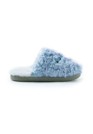 Zapatillas de casa de felpa de color azul claro con un borde de piel blanca, diseño de punta abierta y una suela flexible verde, con detalles de costura mínimos.