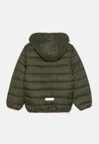 Doudoune verte olive avec capuche, présentant des sections matelassées horizontales, des poignets élastiques et une étiquette réfléchissante à l'arrière.