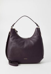 Borsa a tracolla in pelle viola con texture, silhouette curva, chiusura superiore con cerniera e tracolla regolabile. Elementi hardware in tono oro.