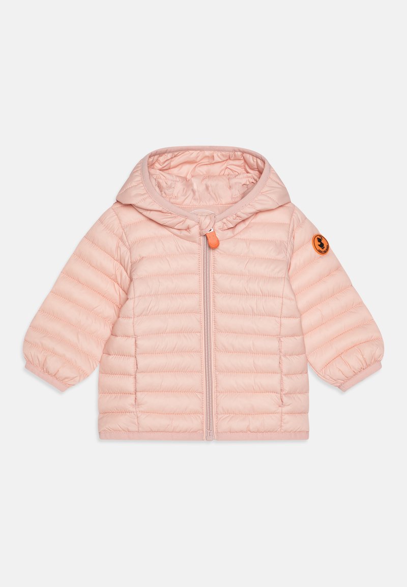Lichtroze gewatteerde jas met capuchon, voorzien van zijzakken en elastische manchetten, dichtgemaakt met een rits aan de voorkant en geaccentueerd met een oranje logo.