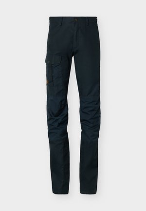 Dunkel marineblaue Cargo-Hose in Slim-Fit mit knopflappentasche am Oberschenkel, Gürtelschlaufen und konturierten Knienähten.