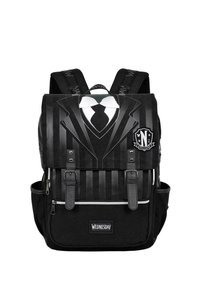 Sac à dos noir avec un design de smoking et des détails blancs. Matériau texturé, sangles réglables, poche avant zippée et emblème.