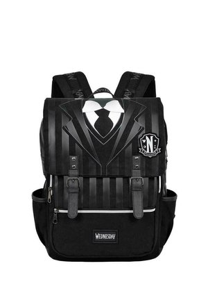Mochila negra con un diseño de esmoquin y detalles en blanco. Material texturizado, correas ajustables, bolsillo frontal con cremallera y emblema.