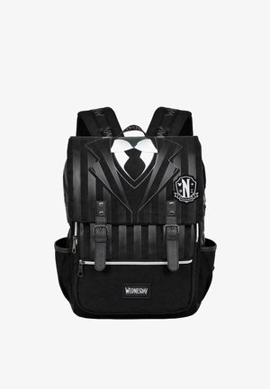 Sac à dos noir avec un design de smoking et des détails blancs. Matériau texturé, sangles réglables, poche avant zippée et emblème.