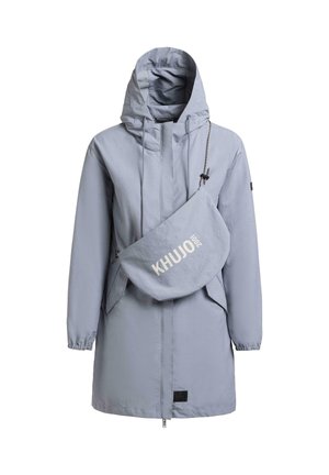 Lysegrå hetteparkas med frontglidelås og elastiske mansjetter, kombinert med en matchende skulderveske merket "KHUJO 2001."