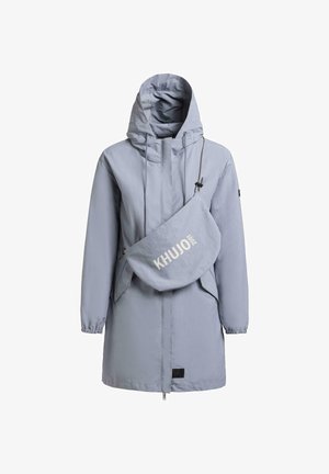 Lysegrå hetteparkas med frontglidelås og elastiske mansjetter, kombinert med en matchende skulderveske merket "KHUJO 2001."