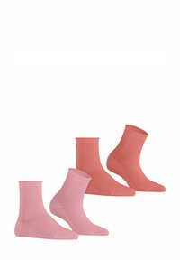 Vier paar enkelsokken in roze en koraal, met een gestructureerd ruitpatroon en geribde boorden, gemaakt van zachte stof.