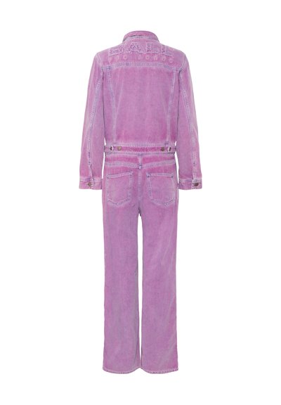 Roza denim kombinezon z dolgimi rokavi, ovratnikom in pasom. Ima sprednje in zadnje žepe ter embosirane detajle na zadnji strani.