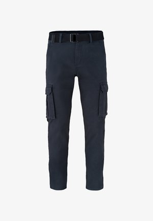 Donkerblauwe cargobroek gemaakt van stevig materiaal, met twee zijzakken met flappen en een zwarte verstelbare riem in de taille.