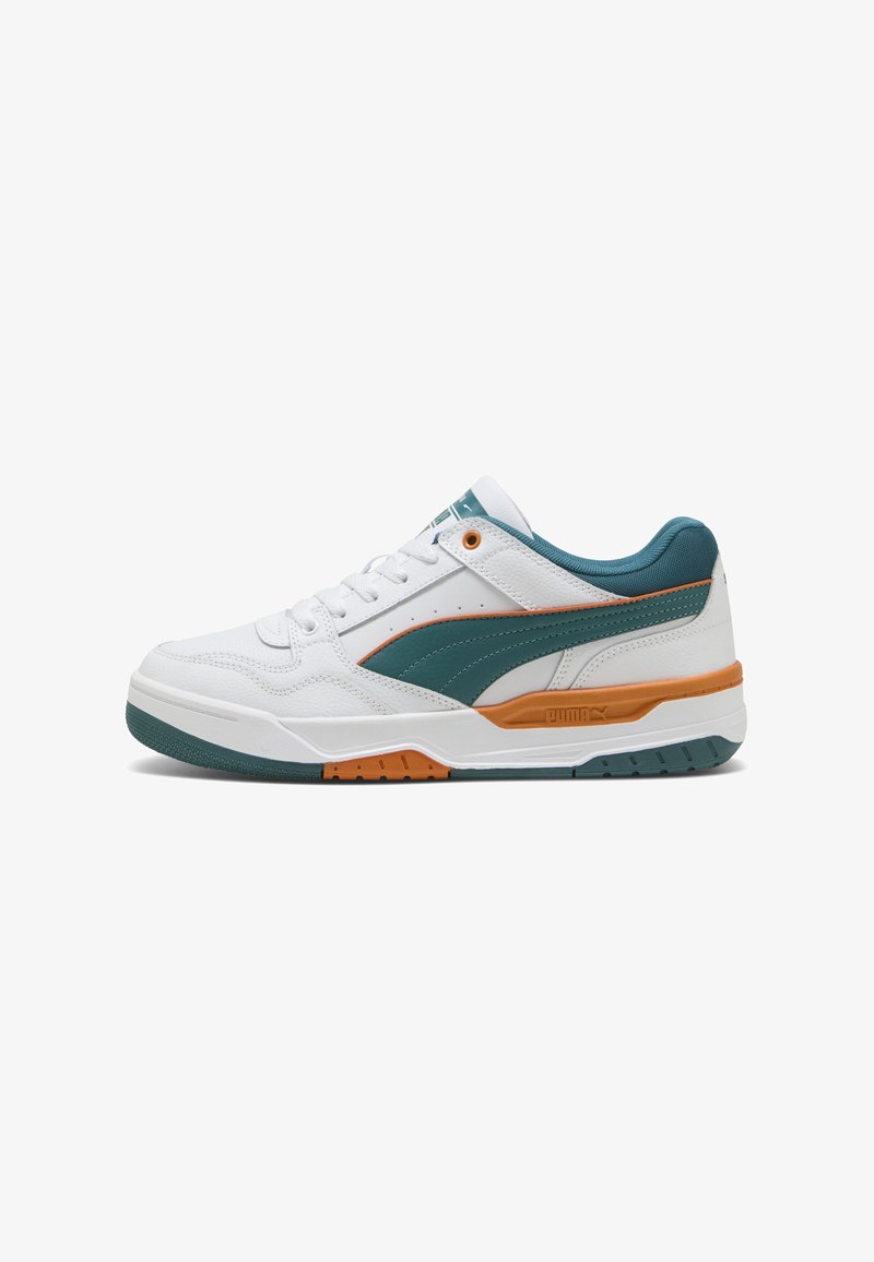 Baskets Puma basses blanches avec une bande latérale turquoise, des accents orange et des lacets blancs, vues de profil sur un fond blanc.