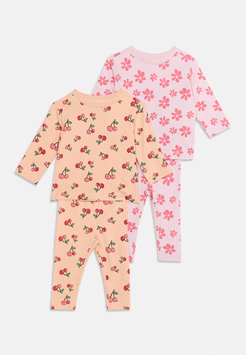 Deux ensembles de pyjamas pour enfants à manches longues ; un pêche avec imprimé cerises rouges, l'autre rose clair avec imprimé fleurs rose foncé.