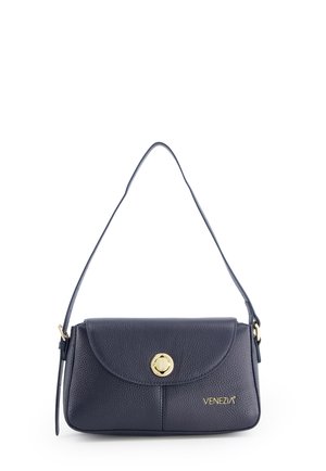 Sort skuldertaske i tekstureret læder med rundet klap, guld twist-låsemekanisme og "VENEZIA" logo på frontens nederste højre side.