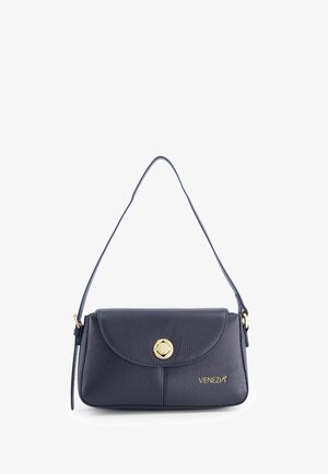 Schwarze Schultertasche aus strukturiertem Leder mit abgerundetem Klappverschluss, goldfarbenem Drehverschluss und "VENEZIA"-Logo unten rechts auf der Vorderseite.