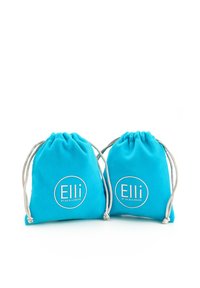 Două saci din țesătură moale, de culoare turquoise, cu sistem de închidere cu șnur, având logo-ul alb "Elli" cu accente, simetrici în formă și design.