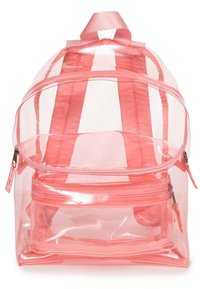 Transparent rosa ryggsäck med två huvudfack med dragkedja, vadderade axelremmar och ett handtag på toppen; slätt PVC-material.