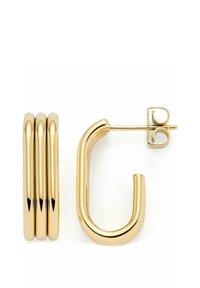 Orecchini a cerchio d'oro con una finitura liscia e lucida. Un orecchino presenta tre anelli impilati, mentre l'altro ha un design a cerchio curvo singolo.