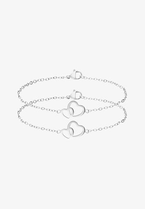 Zilveren dubbele kettingarmband met twee verbonden hartbedels. De kettingen zijn verlengd met een gepolijste afwerking en hebben een veilige karabijnsluiting.