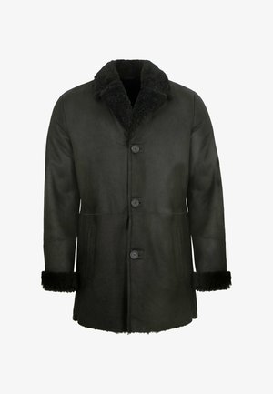 Schwarzer Lammfellmantel mit Knopfverschluss, weitem Kragen und Manschetten, mit weichem, texturiertem Fellfutter, das am Kragen und den Ärmelenden sichtbar ist.