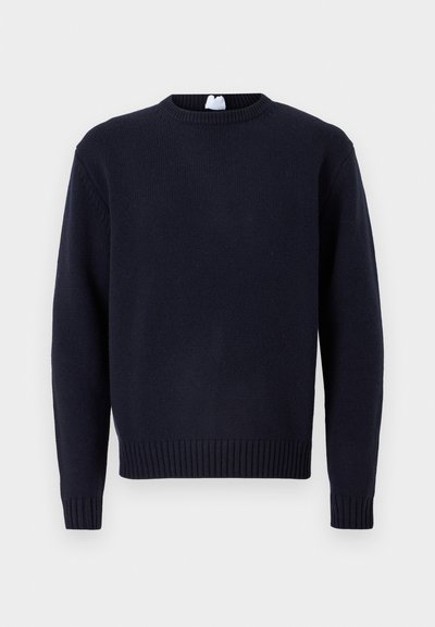 Maglione a collo rotondo lavorato a maglia, a maniche lunghe, di colore blu navy, con polsini e orlo a coste, presentato su uno sfondo bianco semplice.