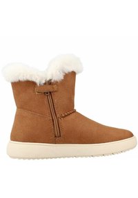 Botín de ante color beige con un ribete de piel blanca, cremallera lateral y suela en color crema contrastante. Presenta un acabado suave y costuras decorativas.