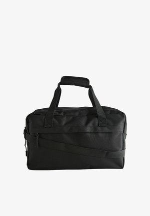 Bolsa deportiva rectangular negra con dos asas cortas, un agarre acolchado y una correa de hombro ajustable sobre un fondo blanco.