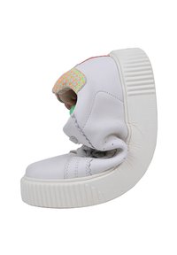 Sneaker bianco con un pannello posteriore colorato e testurizzato. Punta arrotondata, linguetta imbottita e suola in gomma con scanalature pronunciate.