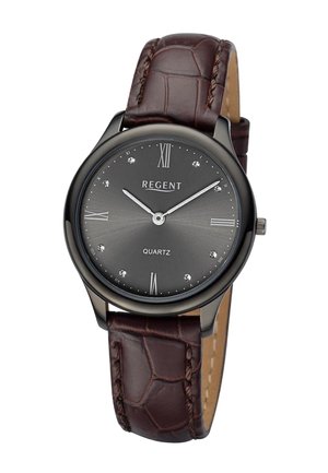 Montre-bracelet ronde en quartz noir avec cadran gris, chiffres romains argentés, marqueurs d'heure en cristal et bracelet en cuir marron texturé.