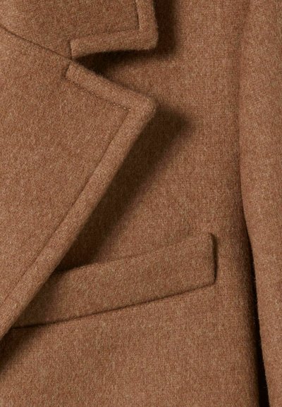 Cappotto in misto lana marrone con tessuto testurizzato, rever a scollo a V e dettagli con tasche laterali. Linee pulite e sartoriali in una tonalità calda.