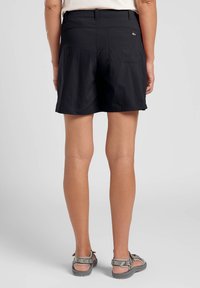 Zwarte shorts met een textuurafwerking. Voorzien van een tailleband met een riemlus, achterzakken en een logosticker op de rechter achterzak.