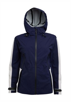 Giacca impermeabile blu navy con cappuccio, pannelli laterali bianchi, cordini regolabili, zip frontale e due tasche con zip.