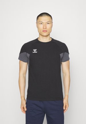 Schwarzes Sport-T-Shirt mit grauen Akzenten, kurzen Ärmeln, Rundhalsausschnitt und einem Logo auf der Brust. Hergestellt aus leichtem, atmungsaktivem Material.