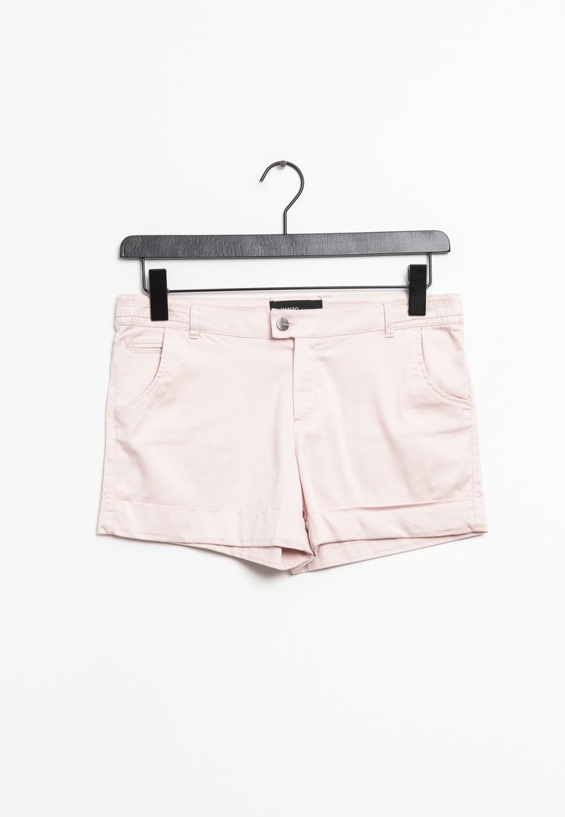 Shorts en coton rose clair avec poches avant, passants pour ceinture et fermeture par bouton, suspendus sur un cintre noir contre un fond blanc.