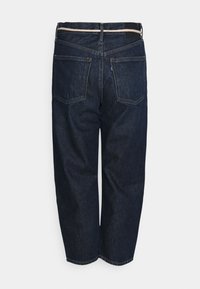 Tummansiniset farkut, joissa on suora leikkaus, kaksi takataskua, hillitty ompelu ja musta nahkainen vyötärömerkki.