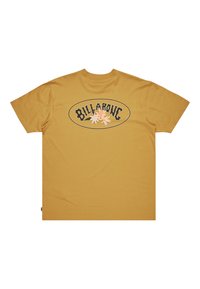 Kortærmet sennepsgul T-shirt med en sort oval grafik med teksten "BILLABONG" og pink blomster på ryggen. Lavet af bomuldsstof.