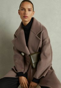 Reiss FIT BRIDGET BLINDSEAM - Klasisks mētelis - mink neutral