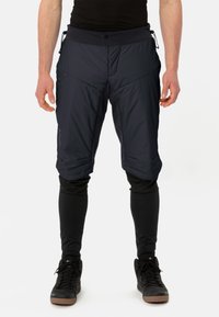 Zwarte gewatteerde shorts met taps toelopende pijpen, elastische tailleband en ritszakken. Gelaagd over zwarte aansluitende legging. Geverfde afwerking.