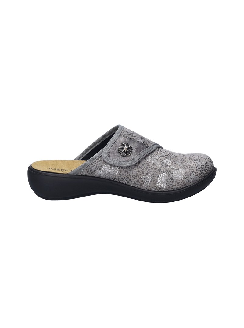Grå slip-on sko med en struktureret overdel med blomster mønster og en dekorativ knap. Blød indersål og sort gummisål.