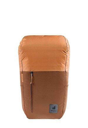 Sac à dos rectangulaire bicolore marron avec une poche zippée verticale à l'avant et un patch logo Deuter noir en bas à droite.