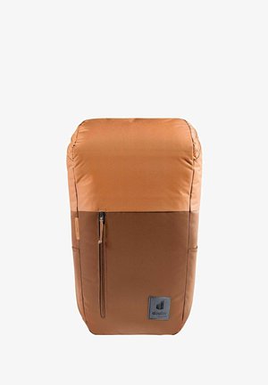 Bruine bicolore rechthoekige rugzak met verticale zak aan de voorkant met rits en zwart Deuter-logo patch aan de onderkant rechts.