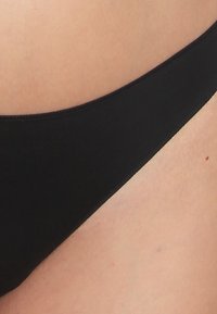 Sassa 3 PACK - String - schwarz