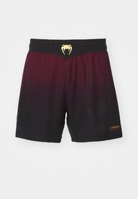 Σορτς απόδοσης σε κλίμακα του μπορντό μέχρι το μαύρο, με χρυσό λογότυπο στη μέση και πλέγμα στους πάντες για αναπνοή.