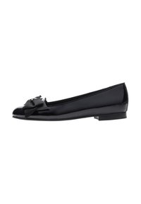 Ballerine in pelle verniciata nera con punta arrotondata e un fiocco in raso nero sulla parte anteriore. Tacco slim e piatto con finitura liscia e lucida.