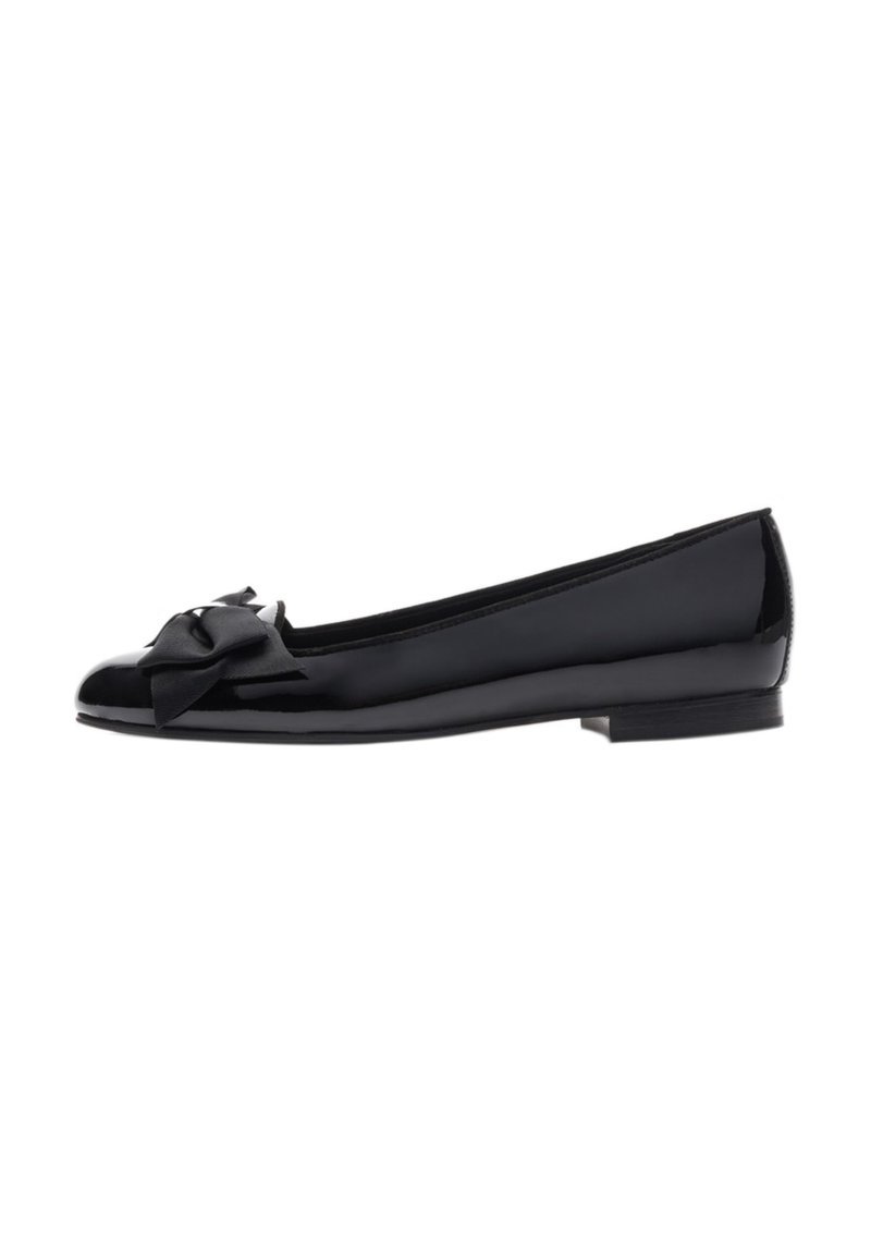 Ballerine in pelle verniciata nera con punta arrotondata e un fiocco in raso nero sulla parte anteriore. Tacco slim e piatto con finitura liscia e lucida.