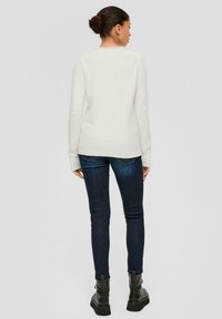 QS MIT ROLLSAUMBLENDE - Strickpullover - ecru