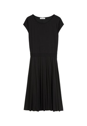 Czarna sukienka z dzianiny, z okrągłym dekoltem, krótkimi rękawami i plisowanym dołem. Gładka faktura i dopasowana talia.