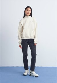 New Balance GRAPHIC QUARTER ZIP - Sweater - off-white