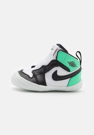 Zapatilla alta para niño pequeño en blanco, negro y verde, con suela texturizada, logo Nike Swoosh y logo Sky Jordan en el panel lateral.