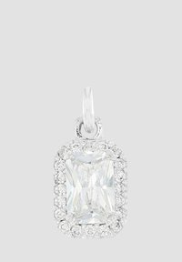 Pendente a forma di diamante rettangolare con montatura in argento, circondato da piccoli cristalli trasparenti. Superficie lucida con texture liscia.